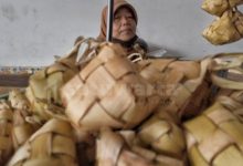 Photo of Tahun Ini, Ketupat Matang di Pasar Lebih Diminati