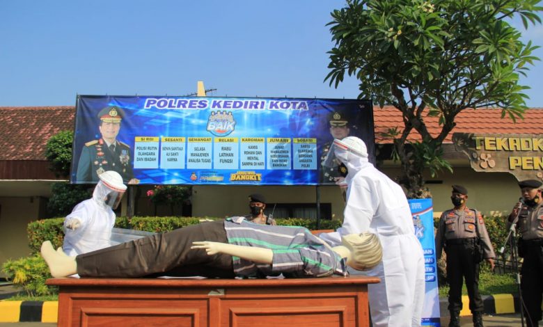 Photo of Polres Kediri Kota Siapkan 10 Tim Pemulasaran Jenazah Covid-19