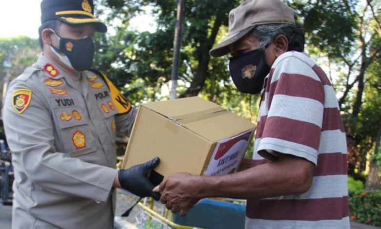 Photo of Bantu Masyarakat, Polres Kediri Kota Bagikan Puluhan Paket Sembako