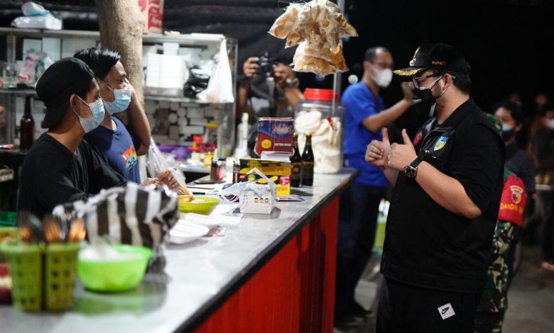 Photo of Sidak, Mas Bup Borong Makanan Agar Kafe-Warung Lekas Tutup