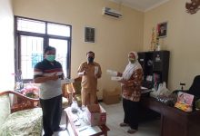 Photo of Kelurahan Burengan Bersama LPBI PCNU Bagikan Vitamin C ke Warga