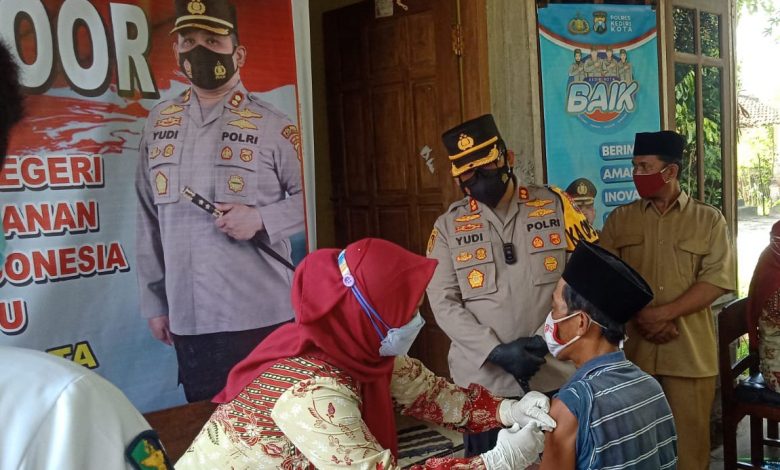 Photo of Kebut Vaksinasi, Polres Kediri Kota Gelar Vaksinasi Door to Door