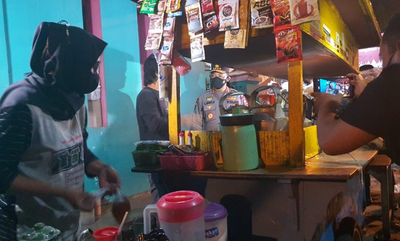 Photo of Blusukan, Kapolri Bagikan Sembako ke Warga dan Pedagang di Solo