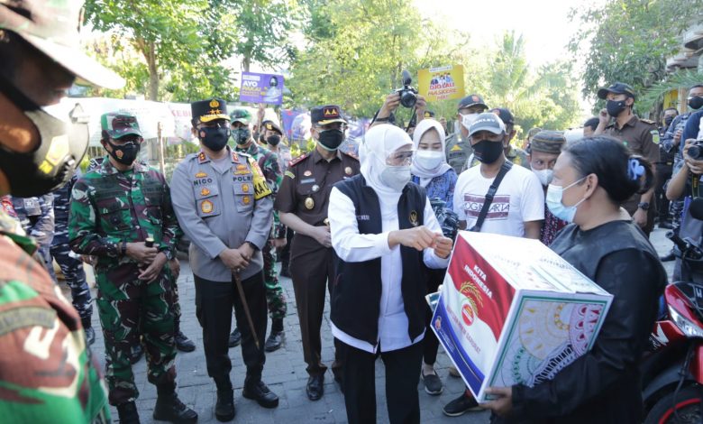 Photo of Bagikan Bansos ke Bulak Banteng, Forkompimda Jatim Ajak Warga Vaksin