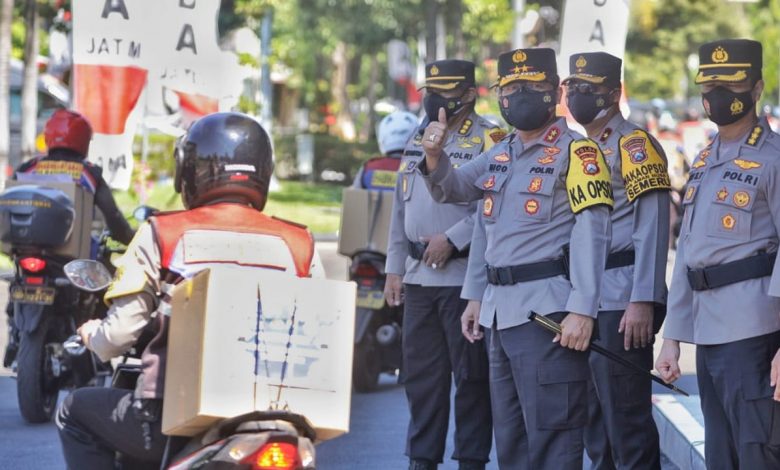 Photo of Kapolda Jatim Berangkatkan Pendistribusian Daging Kurban Door to Door ke Masyarakat