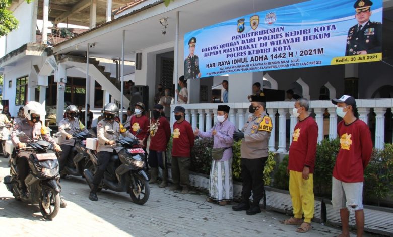 Photo of Bagikan Daging Kurban Langsung ke Pintu Rumah Warga
