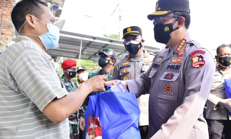 Photo of Sosialisasikan Vaksinasi Keliling Sambil Salurkan Bantuan