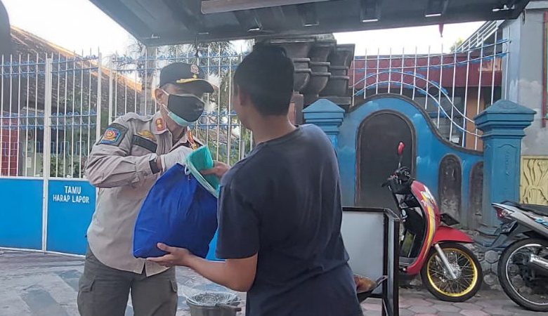 Photo of Satpol PP Salurkan Bantuan Untuk PKL Terdampak PPKM Darurat
