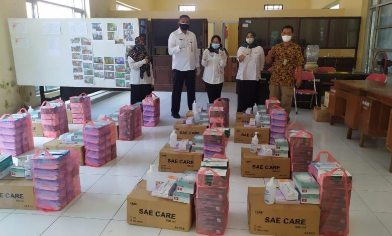 Photo of Perkuat Petugas PPKM, Dinkes Bagikan Puluhan Paket APD