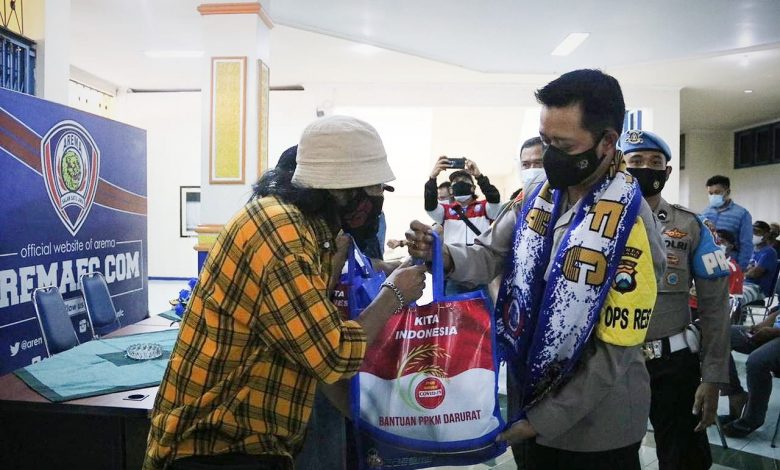 Photo of Kapolres Malang Serahkan Bansos Untuk Aremania