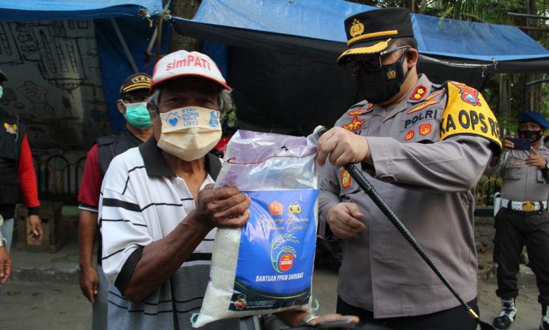 Photo of Ratusan Paket Beras Untuk PKL – Tukang Becak Alun-Alun Kota Kediri