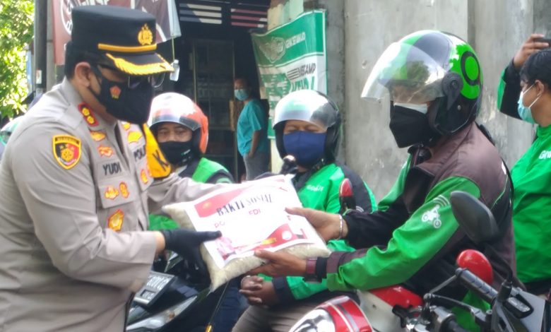 Photo of Ringankan Beban, Polres Kediri kota Berbagi Dengan Driver Ojol