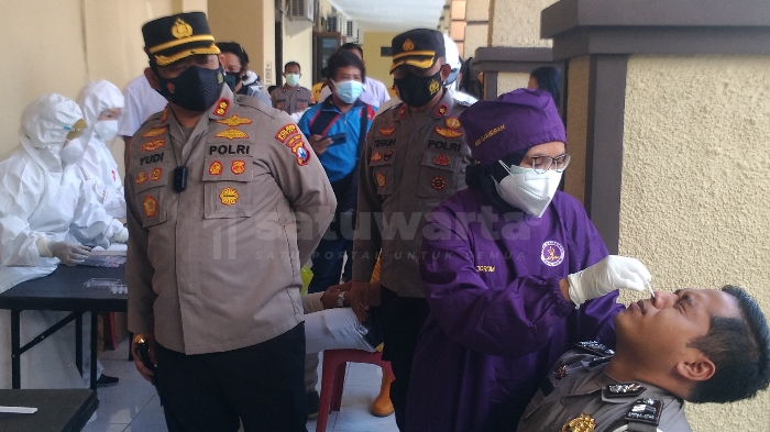 Photo of Giatkan Tracing-Testing, 1024 Anggota Polres Kediri Kota Lakukan Swab Antigen