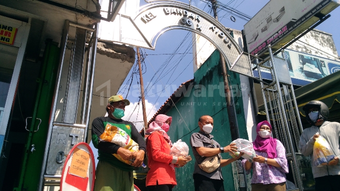 Photo of Jalani Mikro Lockdown, Puluhan Paket Bantuan Disalurkan Untuk Warga Bandar Kidul