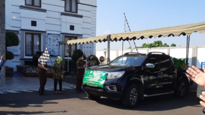 Photo of Armada Baksos Kejari Kab Kediri Bagikan Sembako ke 3 Desa