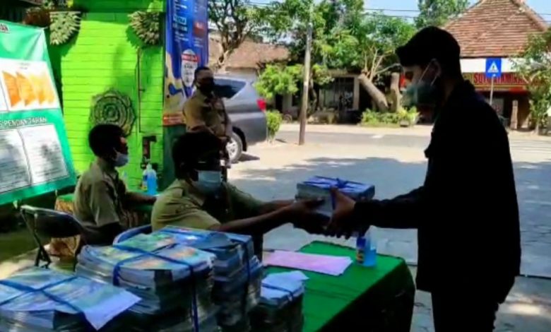 Photo of Inovatif, SMP di Kab Kediri Terapkan Drive Thru Untuk Bagikan Buku Paket