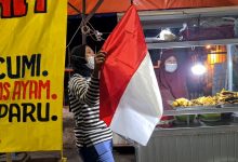 Photo of Pekerja Non Formal Surabaya Kibarkan Merah Putih, Simbol Semangat Lawan Covid-19