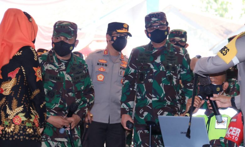 Photo of Panglima TNI Apresiasi Kolaborasi Nakes, Babinsa, dan Bhabinkamtibmas di Jatim