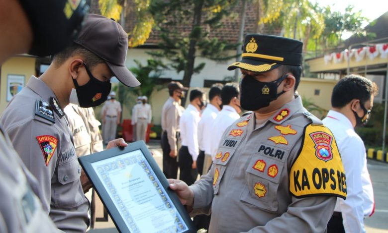 Photo of Kapolres Kediri Kota Serahkan Penghargaan Untuk 25 Anggota Berprestasi