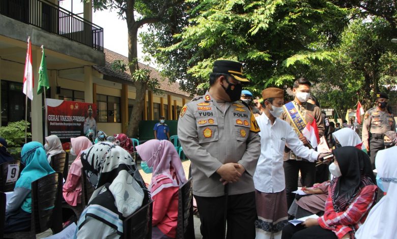 Photo of Ratusan Santri Pondok Salafiyyah Ikuti Vaksinasi Merdeka Semeru
