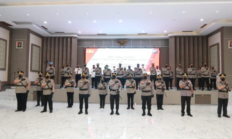 Photo of Dalam Prokes Ketat, Kapolda Jatim Pimpin Sertijab 11 Pejabat-Kapolres/ta
