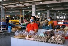 Photo of Penuh Khidmat, Pedagang-Konsumen Pasar Kota Kediri Peringati Detik-Detik Proklamasi