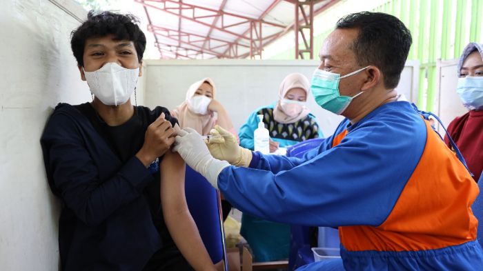 Photo of Di SMADA kota Kediri, Vaksinasi Bonus Bimbingan-Motivasi Dari Alumni