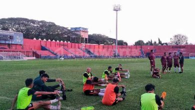 Photo of Tingkatkan Kondisi Fisik, Skuad Macan Putih TC di Pantai Prigi