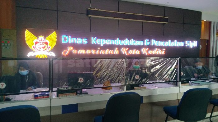 Photo of Dispendukcapil Kota Kediri Tegaskan Sertifikat Vaksin Tidak Jadi Syarat Pengurusan Adminduk