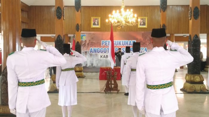 Photo of Penuh Khidmat, Mas Bup Kukuhkan Paskibraka Kabupaten Kediri 2021