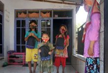 Photo of Tas Tangan Beraksen Tenun Ikat, Kejutan Untuk Anak-Anak Gayam