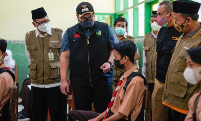 Photo of Bupati Kediri : Vaksinasi Harus Dilakukan di Semua Tempat Belajar