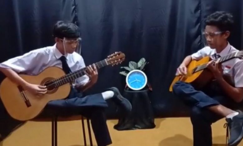 Photo of 2 Gitaris Muda Kota Kediri Wakili Jatim di FLS2N 2021 Tingkat Nasional