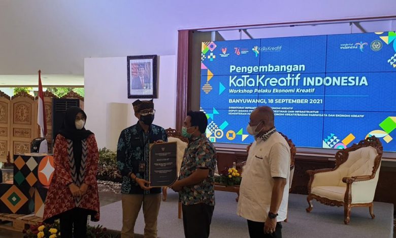 Photo of Sandiaga Uno Serahkan BIP JPU ke Pelaku Usaha Parekraf Banyuwangi