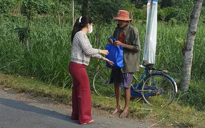 Photo of Bantu Sesama, Tim Ini Setiap Jumat Rutin Berbagi