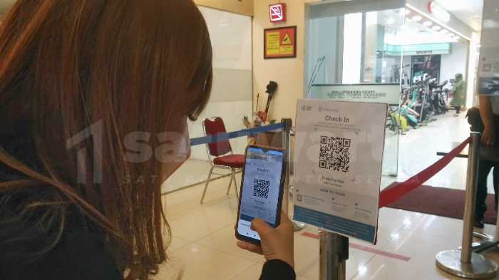 Photo of Pengunjung Respon Positif Penerapan Aplikasi PeduliLindungi di Mall