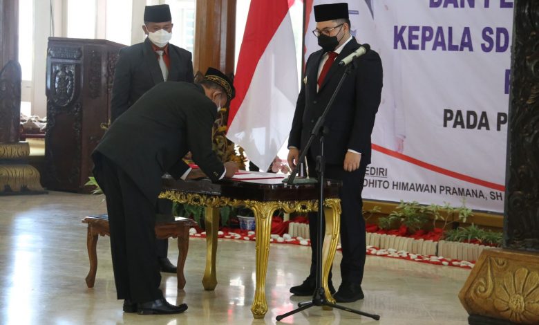 Photo of Bupati Kediri Lantik Puluhan Kasek Serta Pejabat Fungsional Damkar