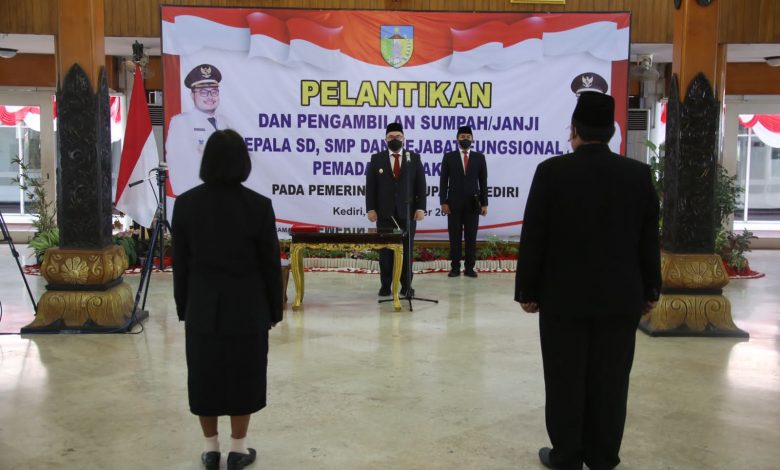 Photo of Vaksinasi Usia 12+, Bupati Kediri Minta Disdik-Dinkes Segera Berkolaborasi
