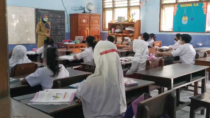 Photo of Hari Pertama PTMT SD Kota Kediri Terpantau Lancar