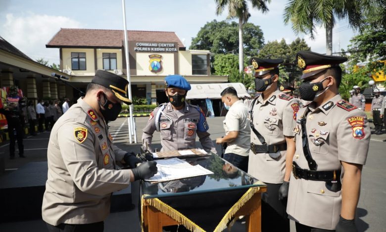 Photo of Rotasi-Mutasi Jabatan Perwira Polres Kediri Kota , Kasat Lantas Berganti