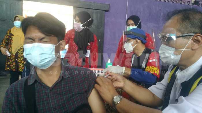 Photo of Perkuat Herd Immunity di Lingkup Sekolah, Siswa SMAN 3 Kediri Divaksin