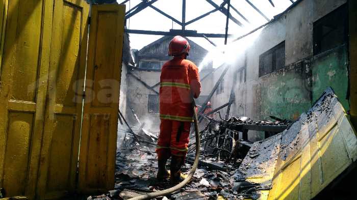 Photo of Diduga Akibat Kompor Meledak, Kios STMJ Ludes Dilalap Api