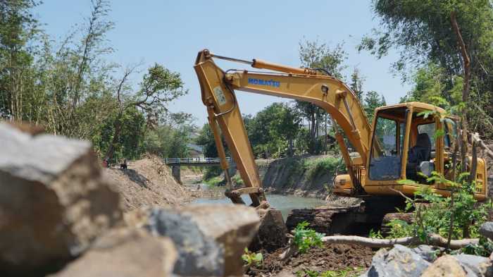 Photo of Antisipasi Banjir, PUPR Kab Kediri Normalisasi Sungai Kolokoso