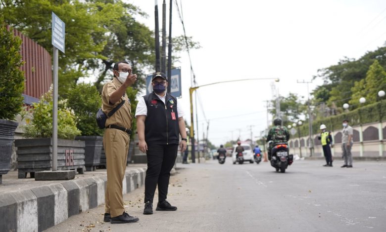 Photo of Respon Aduan Warga, Mas Bup Tinjau Jalan Rusak Depan Swalayan Mekar