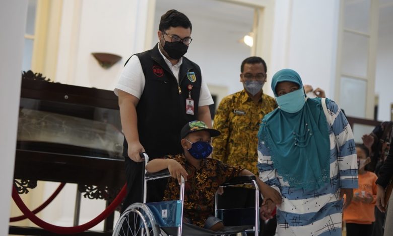 Photo of Bupati Kediri Serahkan Bantuan ABM Untuk 22 Penyandang Disabilitas