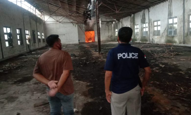 Photo of Diduga Akibat Konsleting Listrik, Gudang Limbah Gula Terbakar