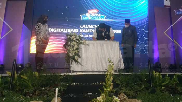 Photo of Dorong Digitalisasi Ekonomi, Bupati Kediri Launching QRIS di Kampung Inggris