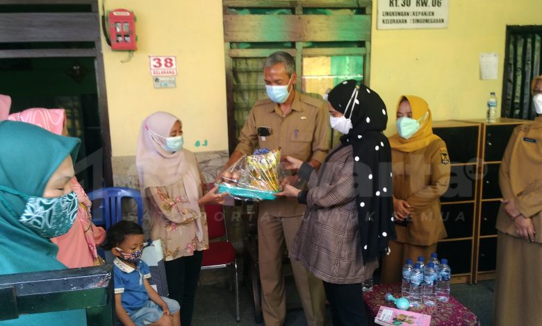 Photo of ASN Berbagi, DKPP Bersama Bunda Fey Serahkan Bantuan PMT