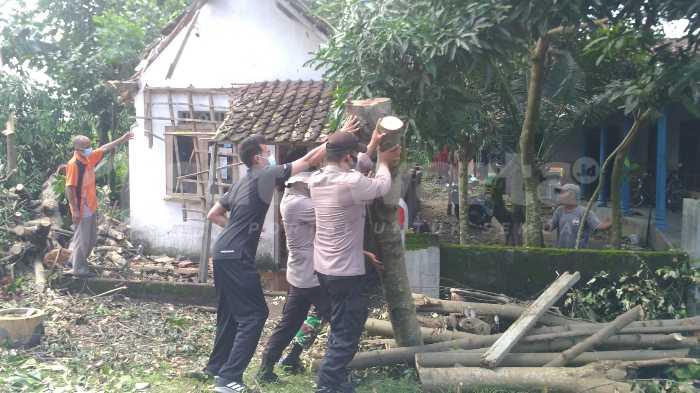 Photo of Bahu Membahu Bersihkan Rumah Warga Terdampak Bencana Angin Kencang