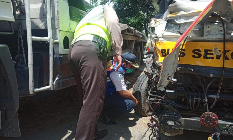 Photo of Sopir Truk Trailer Kecelakaan Maut Gampengrejo Ditetapkan Tersangka